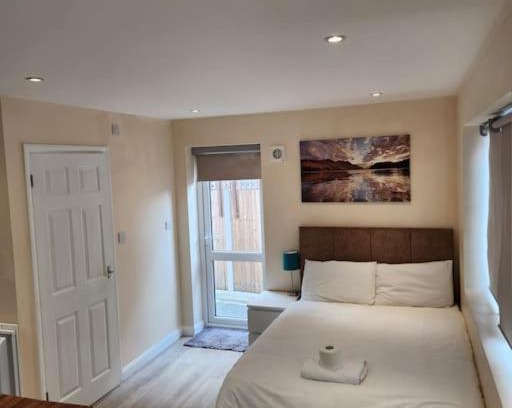 London Borough of Bexley Apartment | Cozy Private En-Suite Room With Direct Entry