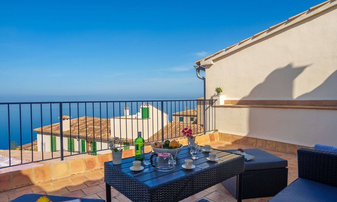 Banyalbufar House | Cozy Oceanfront Villa with WiFi, Terrace and Parking