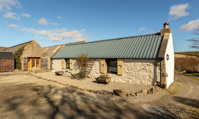 Aberchirder House | Cozy Private Villa for Two with WiFi and Spa Amenities