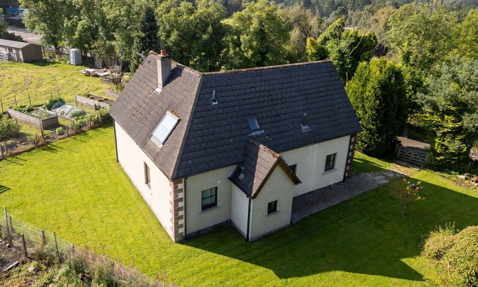 Grantown-on-Spey House | Welcoming Villa for 6 with WIFI, Pet-Friendly & Lake View