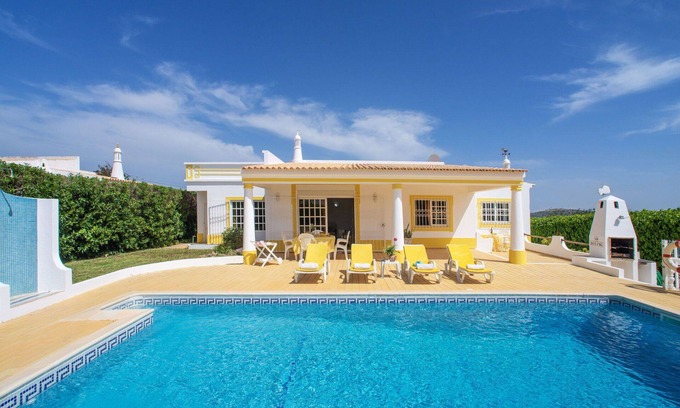 Mem Moniz House | Inviting Private Villa with Pool, Ocean View & Modern Amenities