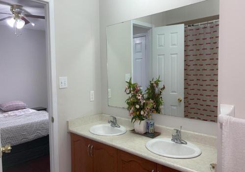 Brampton House | Cozy Private Room Conveniently Located Near Airport