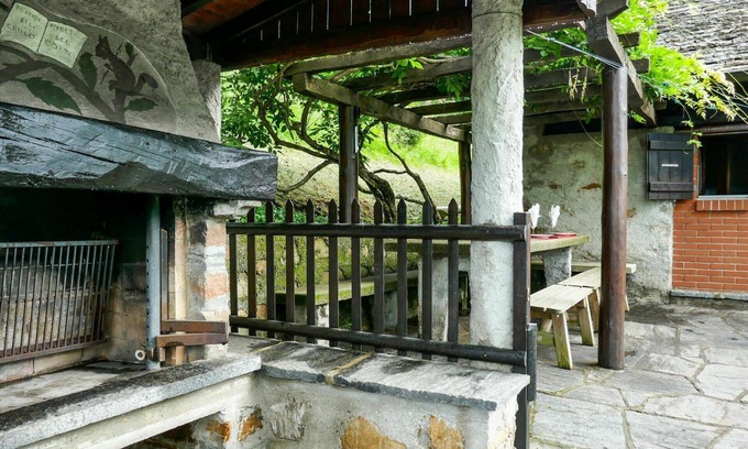 Aquila House | Inviting Private Villa for 4 with Pets, WIFI & Scenic Views
