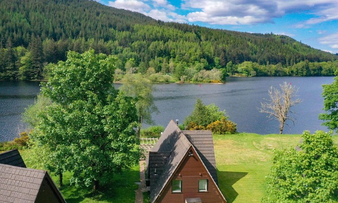 South Laggan House | Inviting Villa with Hot Tub, WIFI & Panoramic Lake Views