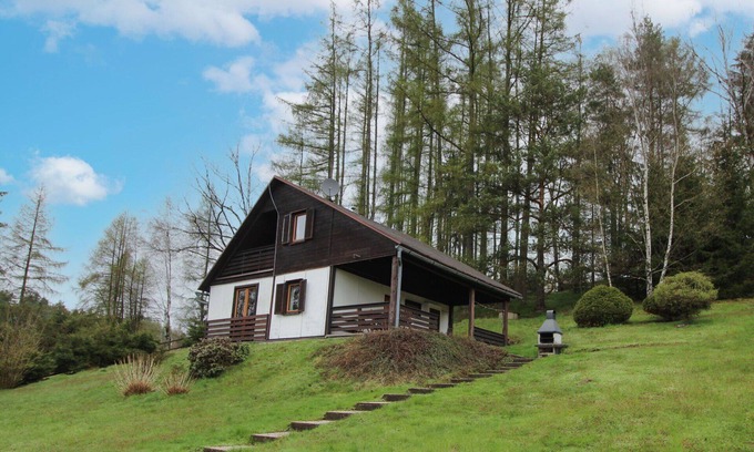 Krasna Lipa House | Elegant Villa Retreat with Lake Views, Wi-Fi & Pet Friendly