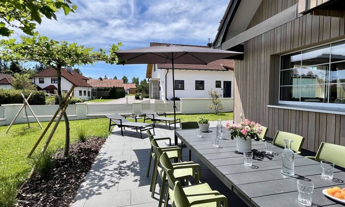 Loffingen House | Beautiful private villa for 8 people with WIFI, TV, patio, pets allowed and parking