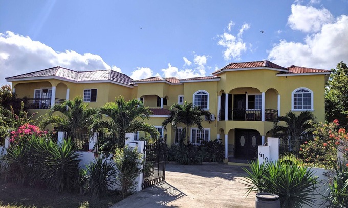 Runaway Bay Villa | Impressive Private Villa in Runaway Bay with Pool & Spa