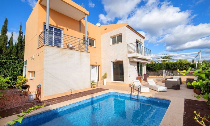 La Colina House | Inviting Private Villa with Pool, Ocean View & Pet Friendly