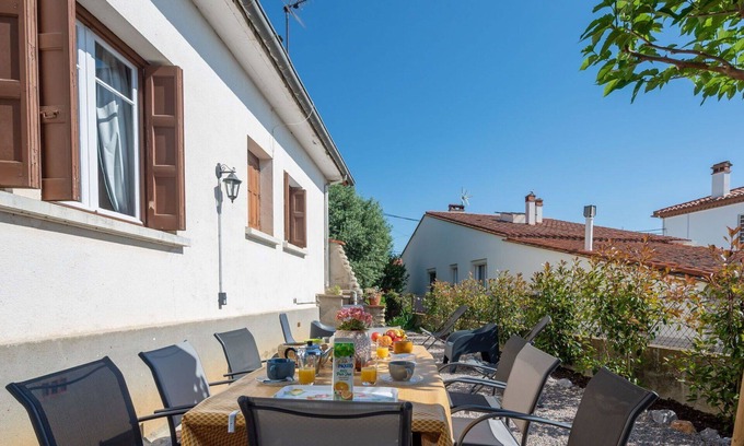 Montauriol House | Elegant Private Villa for 7 with Terrace and Parking