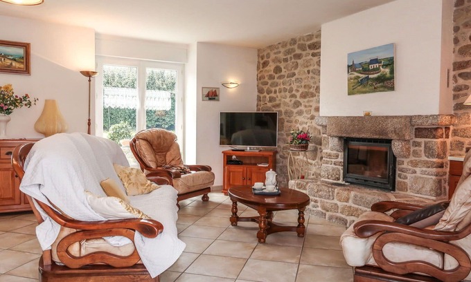 Ploemeur House | Inviting Private Villa for 4 with Ocean View & Pet Friendly