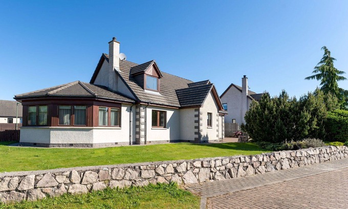 Aviemore Villa | Inviting Private Villa for 14 with Hot Tub and Lake View
