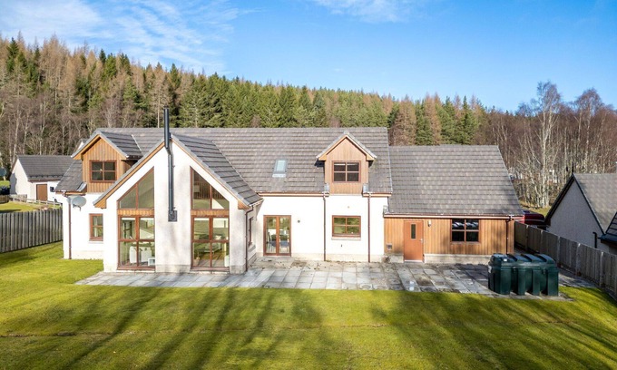 Aviemore Villa | Inviting Private Villa for 8 with Lake View & Amenities