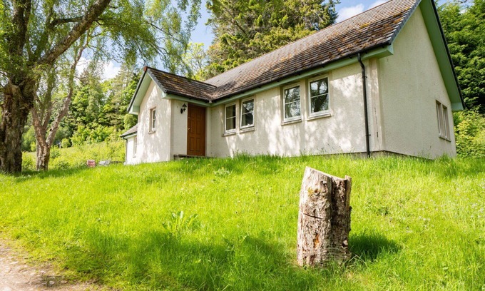 Bearnock House | Inviting Villa for 6 Guests with Panoramic Views & Pets Welcome