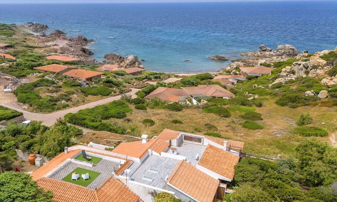 Portobello House | Beautiful private villa for 6 guests with A/C, WIFI, TV, patio and pets allowed