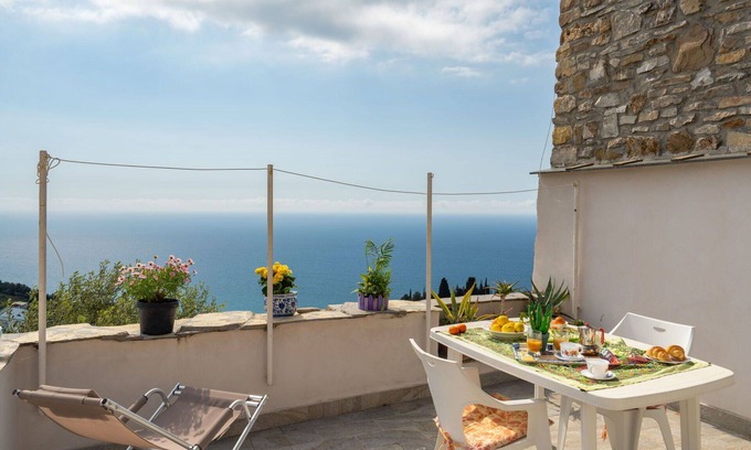 Cipressa House | Ideal Oceanfront Villa for 4 with WIFI, A/C & Terrace
