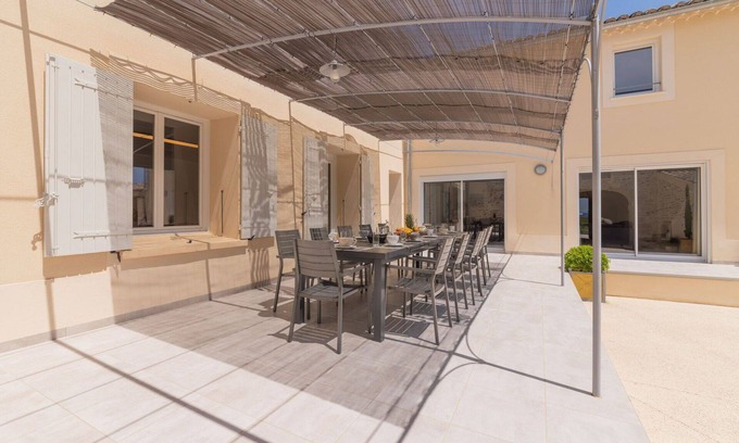 Valreas House | Spacious Private Villa for 15 Guests with Pool & A/C