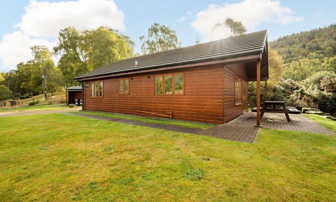 Glen Urquhart House | Cozy Private Villa for Two with Scenic Lake View & WiFi