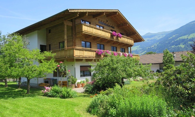 Fuegenberg House | Inviting Villa for 25 Guests with WIFI and Pet Friendly