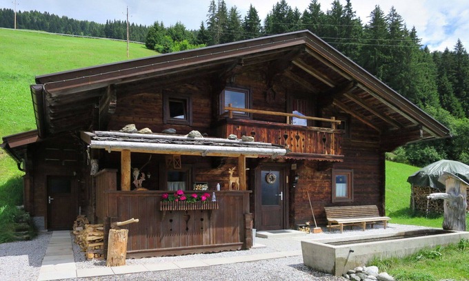 Hippach House | Inviting Private Villa for 13 Guests with WIFI & Pets Welcome