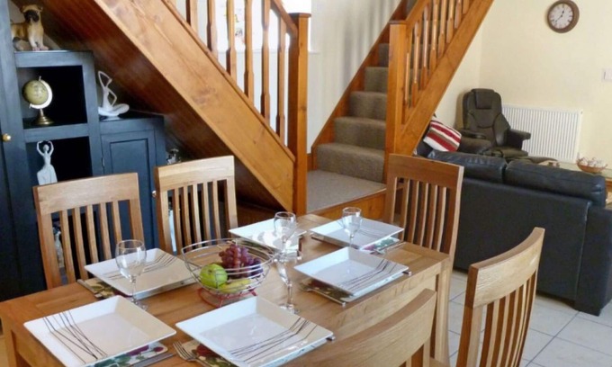 Margam Villa | Beautiful private villa for 6 guests with WIFI, TV, patio, pets allowed and parking