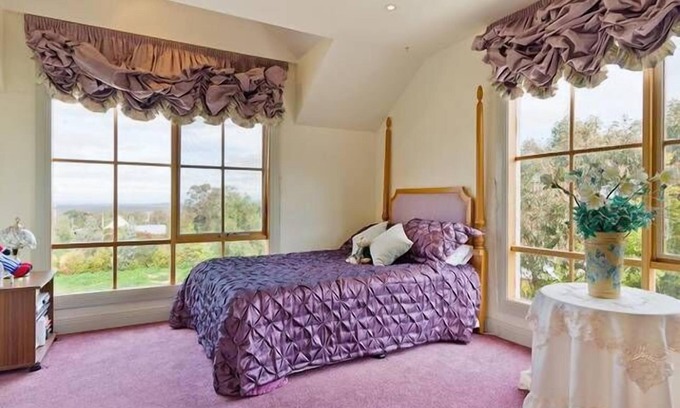 Maldon House | Spacious Retreat for Large Groups, Steps from Town