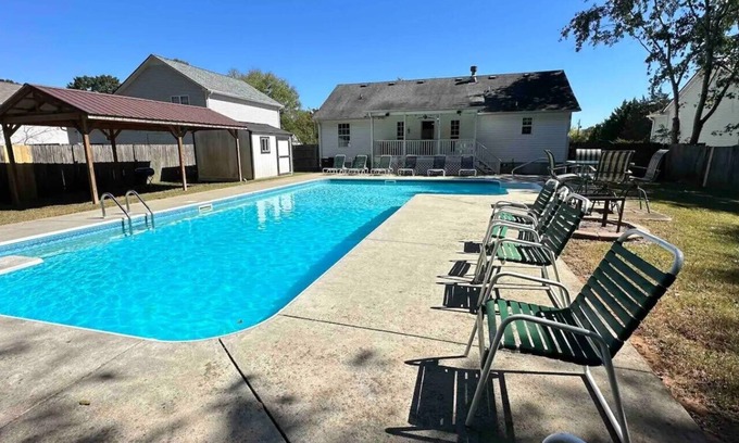 Aragon House | Beautiful Ranch Style House With Pool