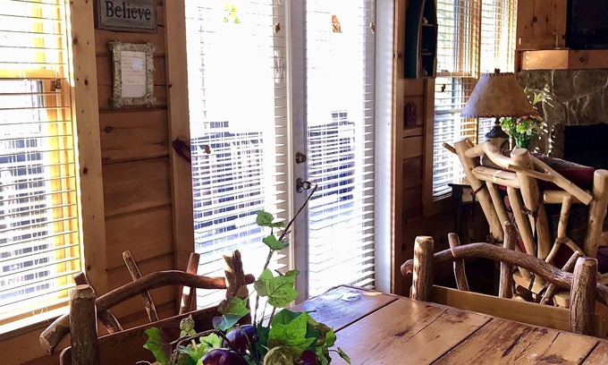 Murphy Cabin | Cozy Log Cabin Retreat with Spa and Pool in Wilderness Walk