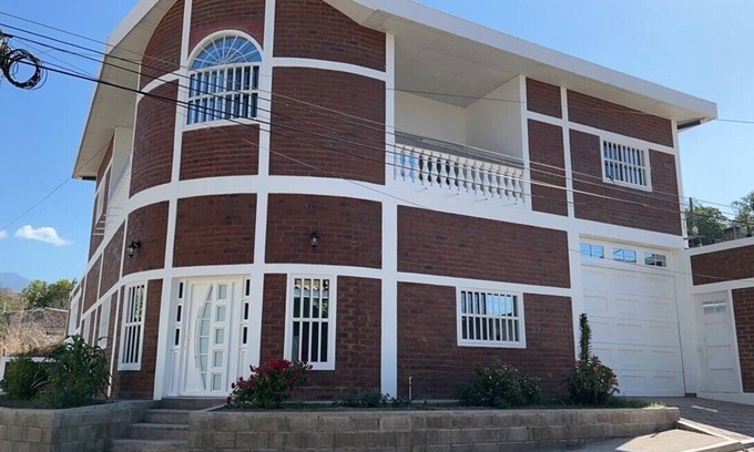 Metapan House | Contemporary Brick Style Home with Spa & Pet-Friendly Atmosphere