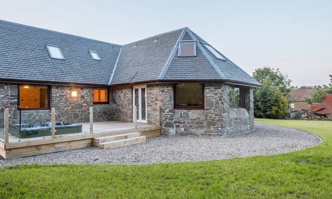 Auchterhouse House | Relaxing House with Hot Tub in Peaceful Dundee Location