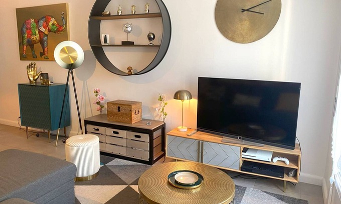 Tregastel Apartment | Sleek Oceanfront Apartment Trégastel with Spa & Breakfast