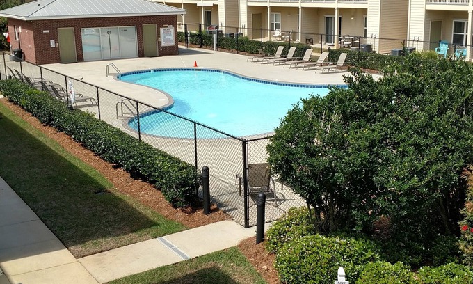 Gulf Shores Condo | Charming Condo Overlooking Pool with Top-Rated Amenities