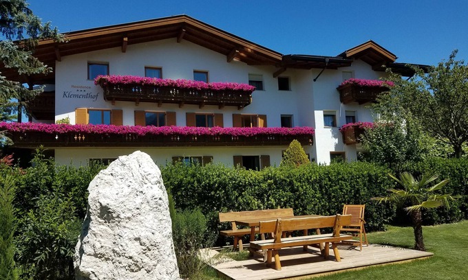Naz Bed & Breakfast | Inviting Residence Klementhof with Garden & Outdoor Pool