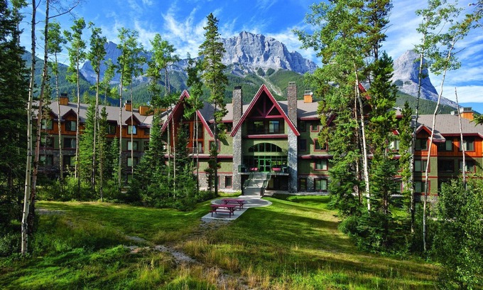 Canmore Resort | Elegant Resort with Pool and Spa in the Heart of It All