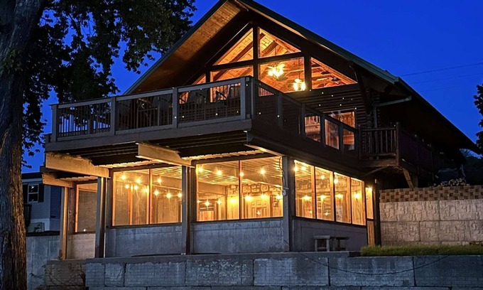 Prairie Du Chien Cabin | Riverside Log Cabin Escape with Pool in Prairie du Chien