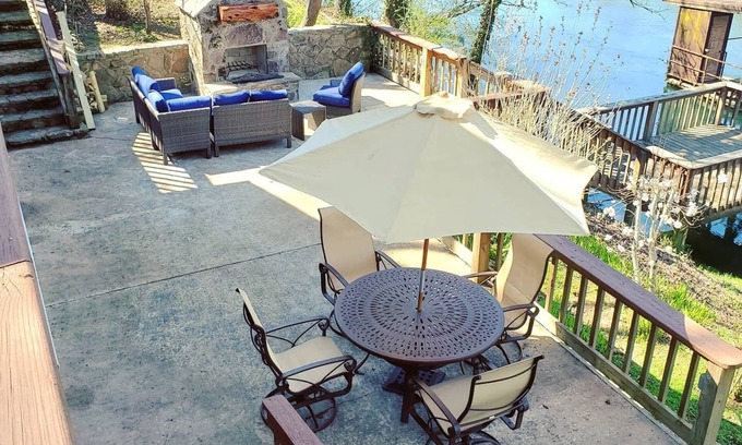 Heber Springs House | Idyllic River Front Cabin with Private Dock and Pool