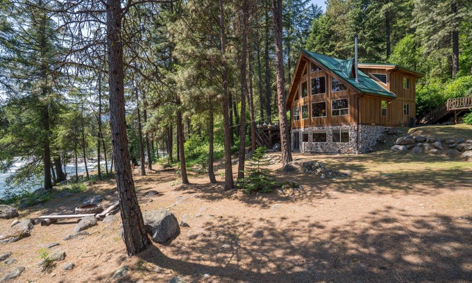 Leavenworth Cabin | Tranquil Riverfront Retreat in Leavenworth with Pool & Wi-Fi