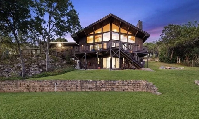 McNeil House | Beautiful Rolling Hill Views of Lake Travis <20 Minutes to Downtown Austin