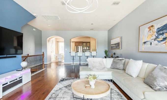 Downtown Dallas House | Beautiful Rooftop Townhouse in Downtown Dallas! Across from the Farmers Market!