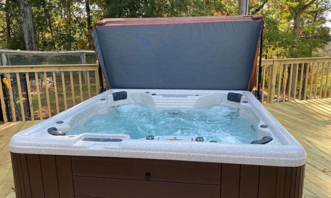 Etowah Condo | Inviting Room with Spa, Breakfast & Hot Tub Awaiting You!