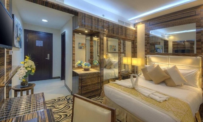 Al Mankhool Apartment | Convenient Room Near Sharaf Dg Metro with Family Amenities