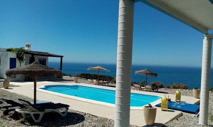 Guainos Bajos House | Cozy Rural Retreat with Pool by the Mediterranean Sea