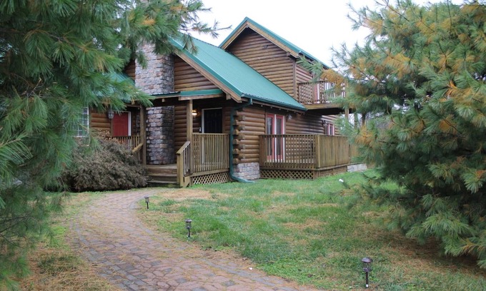 Lee's Summit Cabin | Charming Lone Jack Log Cabin with Kitchen & Breakfast Included