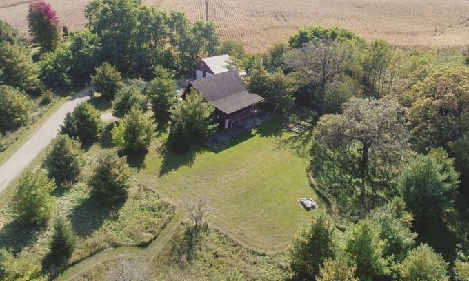 Hazel Green Cabin | Secluded Rustic Cabin near Galena with Hot Tub & Pets Welcome