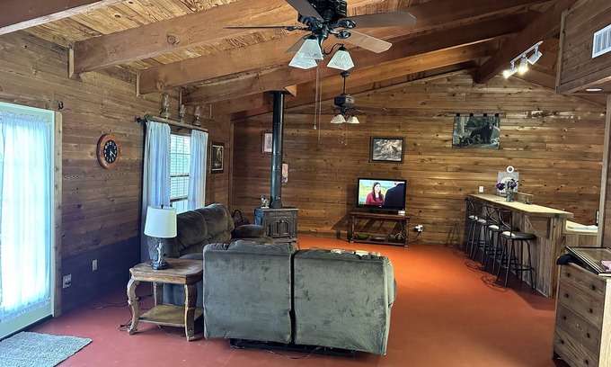 Granbury Cabin | Idyllic Rustic Cabin Near Granbury Square with Pet Friendly