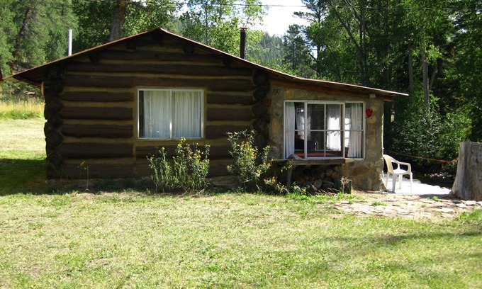 Tererro Cabin | Inviting Rustic Indian-Bear Cabin by the Pecos River