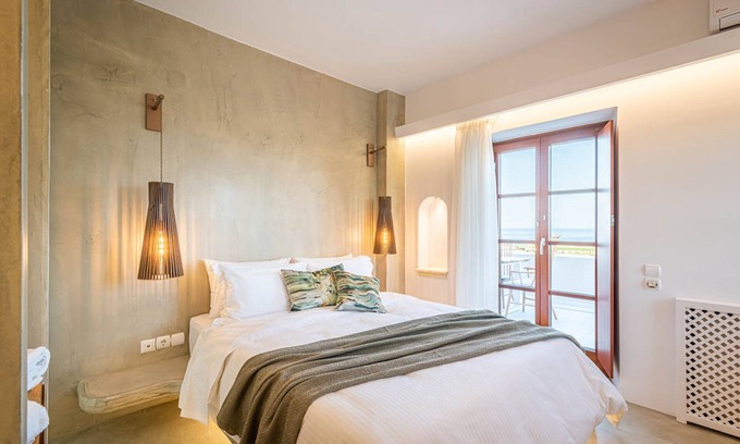 Kamari Villa | Exquisite Villa Leon in Santorini with Sea Views & Hot Tub