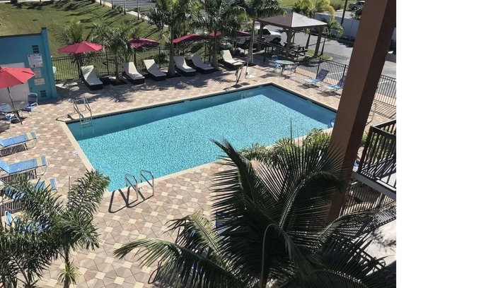 North Trail House | Relax in Beautiful Sarasota: Pool, Dining & Family Fun!