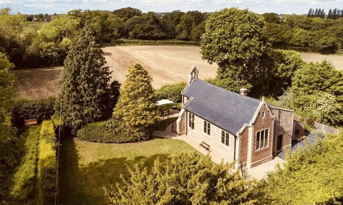 Irstead House | Charming School House with Ocean View in Norfolk, 9/10 Rating
