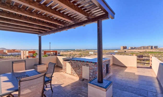Bella Vista House | Picturesque Bella Vista: Oceanfront Pool & Beach Access