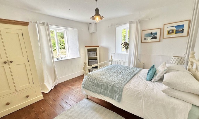 Lake Cabin | Beautiful seaside cottage just 2 minutes from Monks Bay and the coastal trails